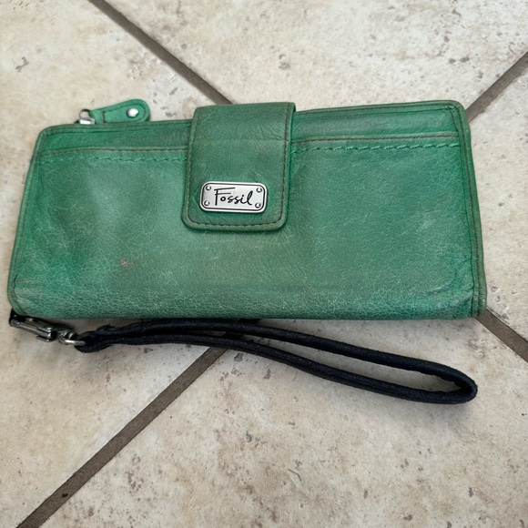 Fossil Green Leather Phone Wristlet - Picture 1 of 3